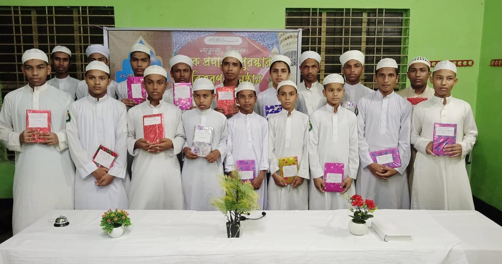 Hifz and Nazera students holding their prizes at the award ceremony